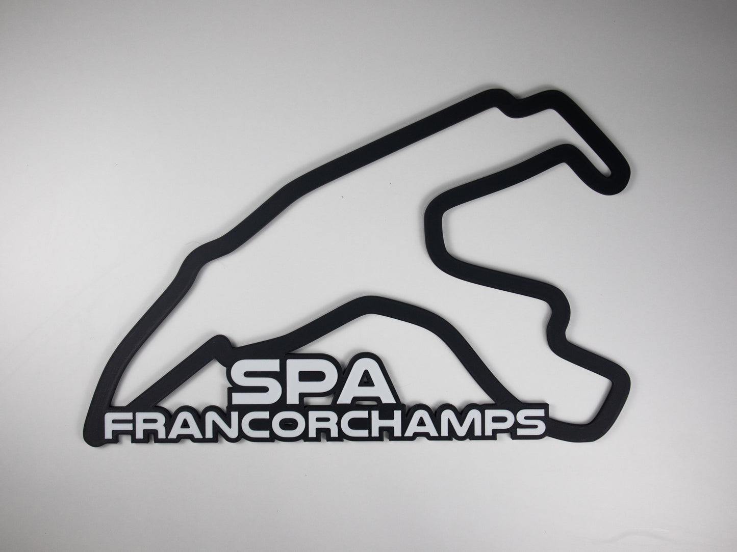 Silueta minimalista del circuito de Spa-Francorchamps de Formula 1 sobre fondo blanco para pared