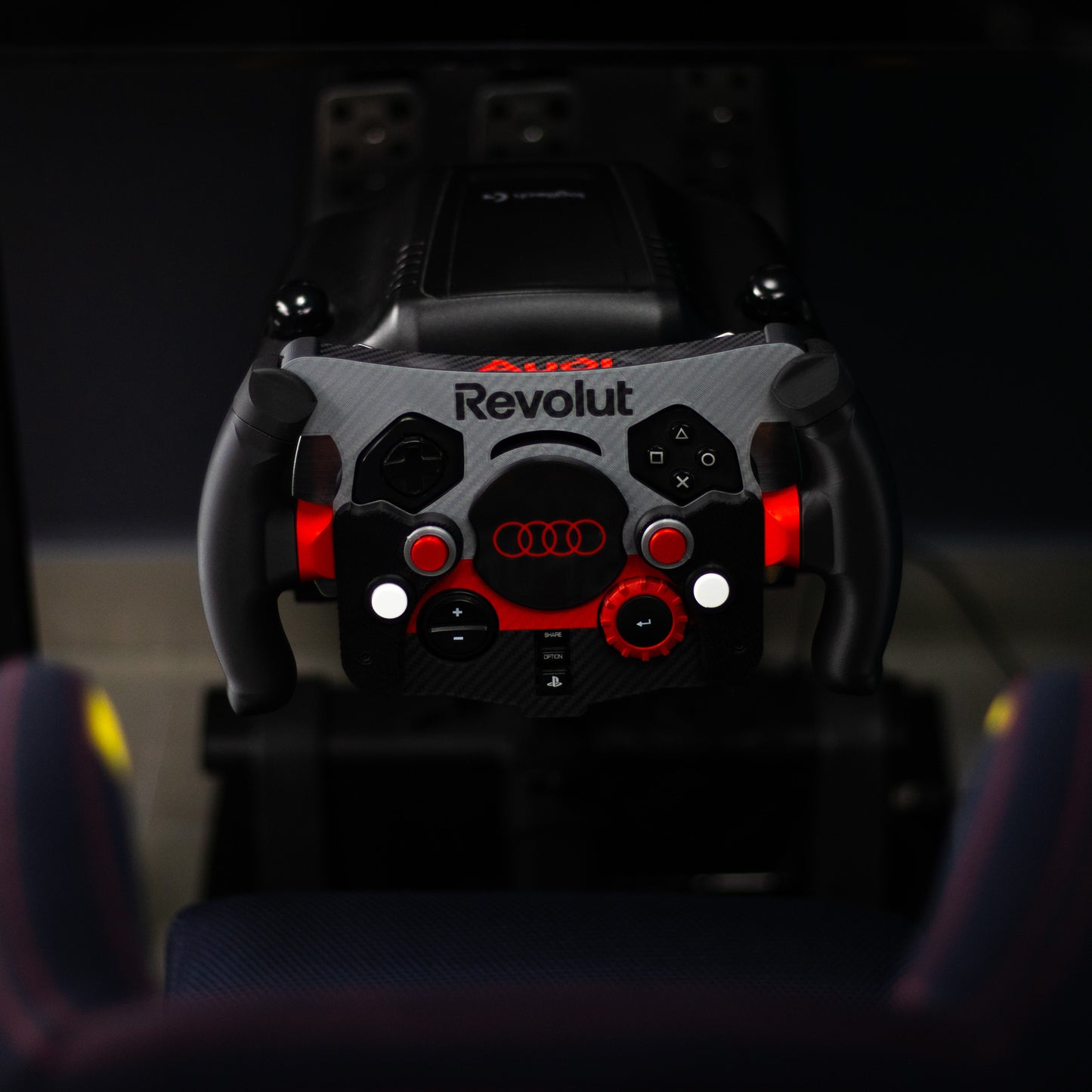 Vista frontal superior de mod F1 Audi montado en simulador de carreras