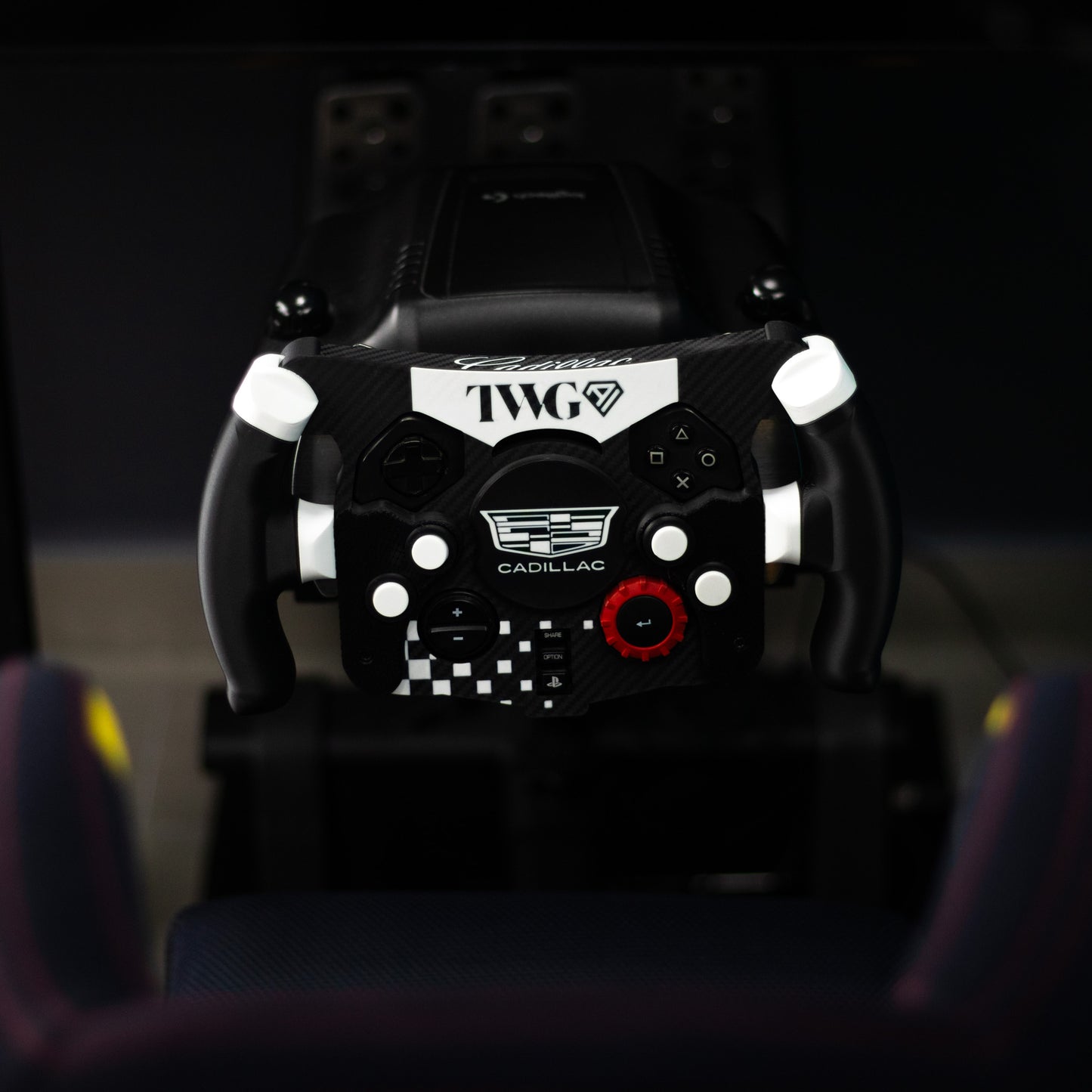 Vista frontal superior de mod F1 Cadillac montado en simulador de carreras