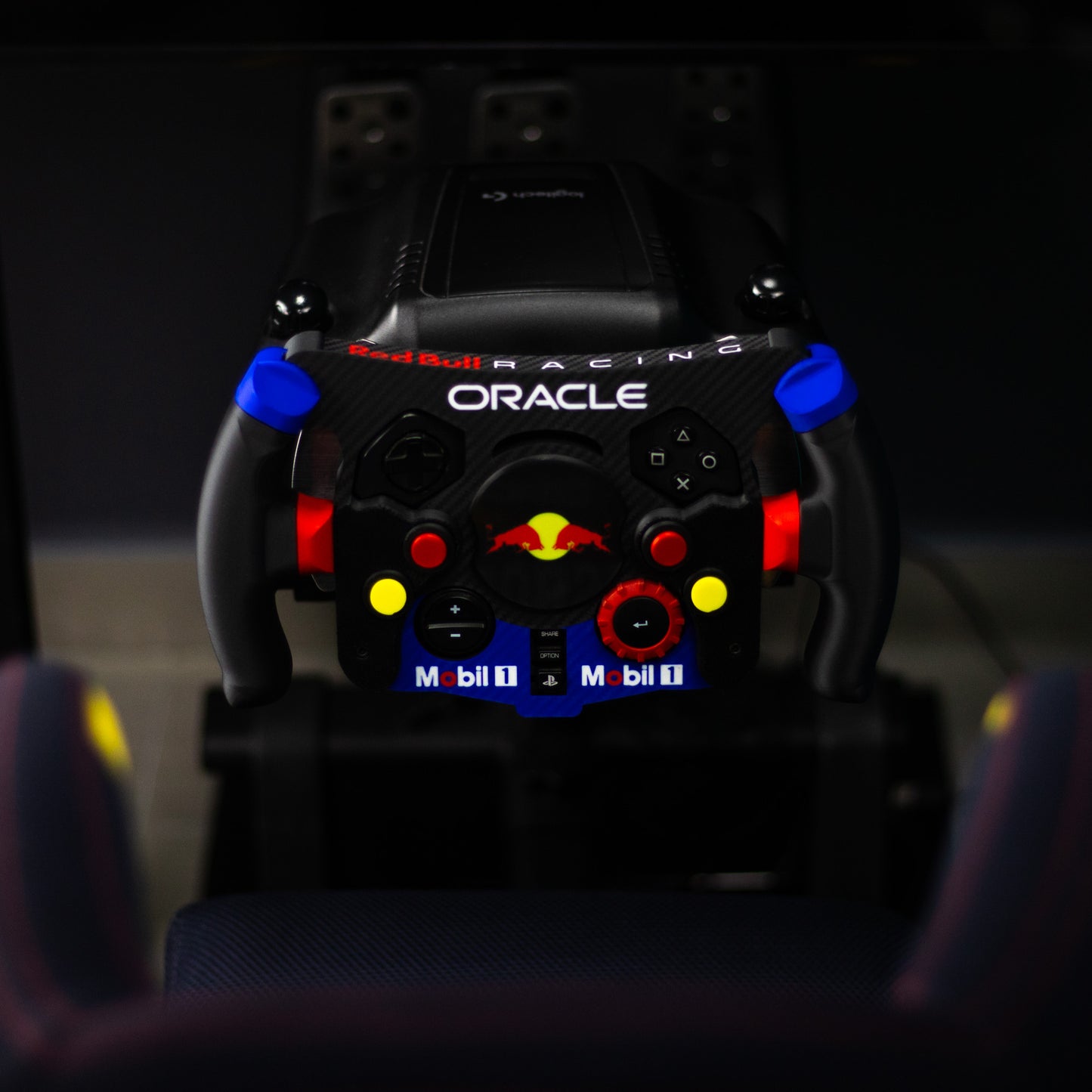 Vista frontal superior de mod F1 Red Bull montado en simulador de carreras