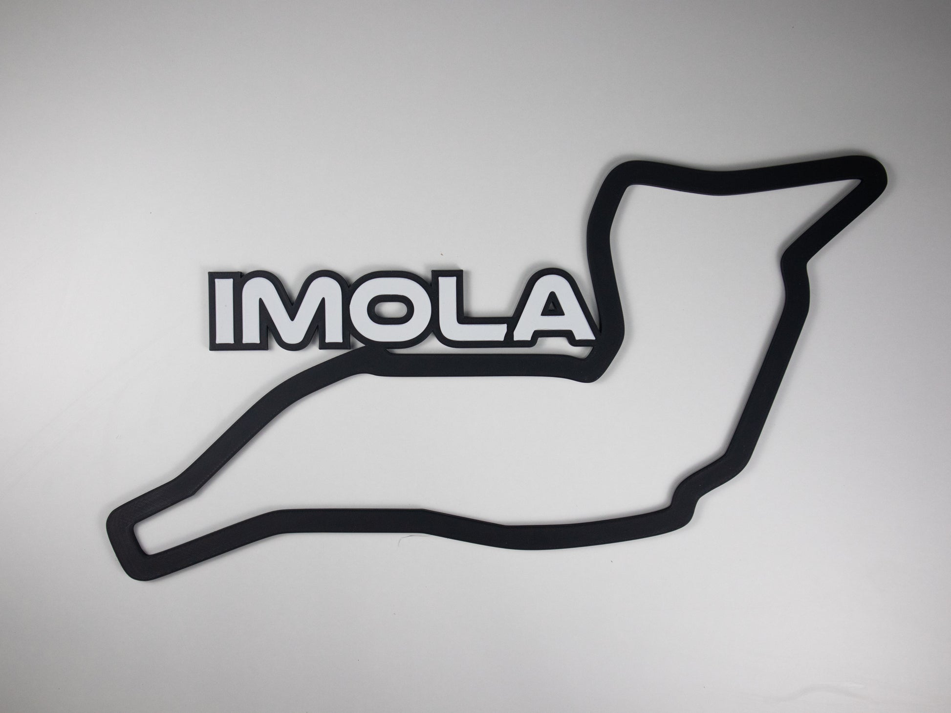 Silueta minimalista del circuito de Imola de Formula 1 sobre fondo blanco para pared