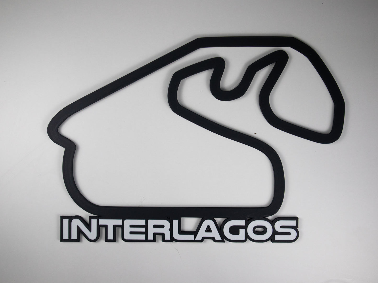 Silueta minimalista del circuito de Interlagos de Formula 1 sobre fondo blanco para pared.