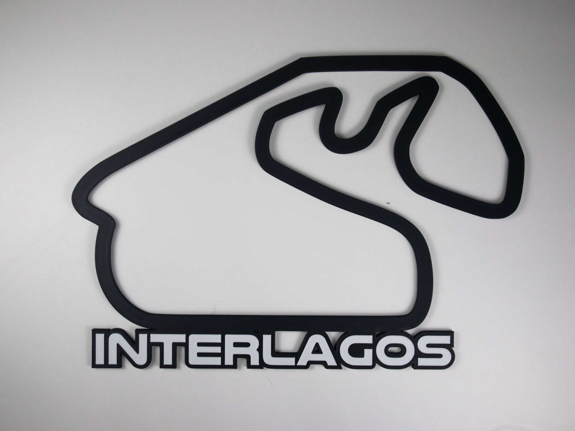 Silueta minimalista del circuito de Interlagos de Formula 1 sobre fondo blanco para pared.