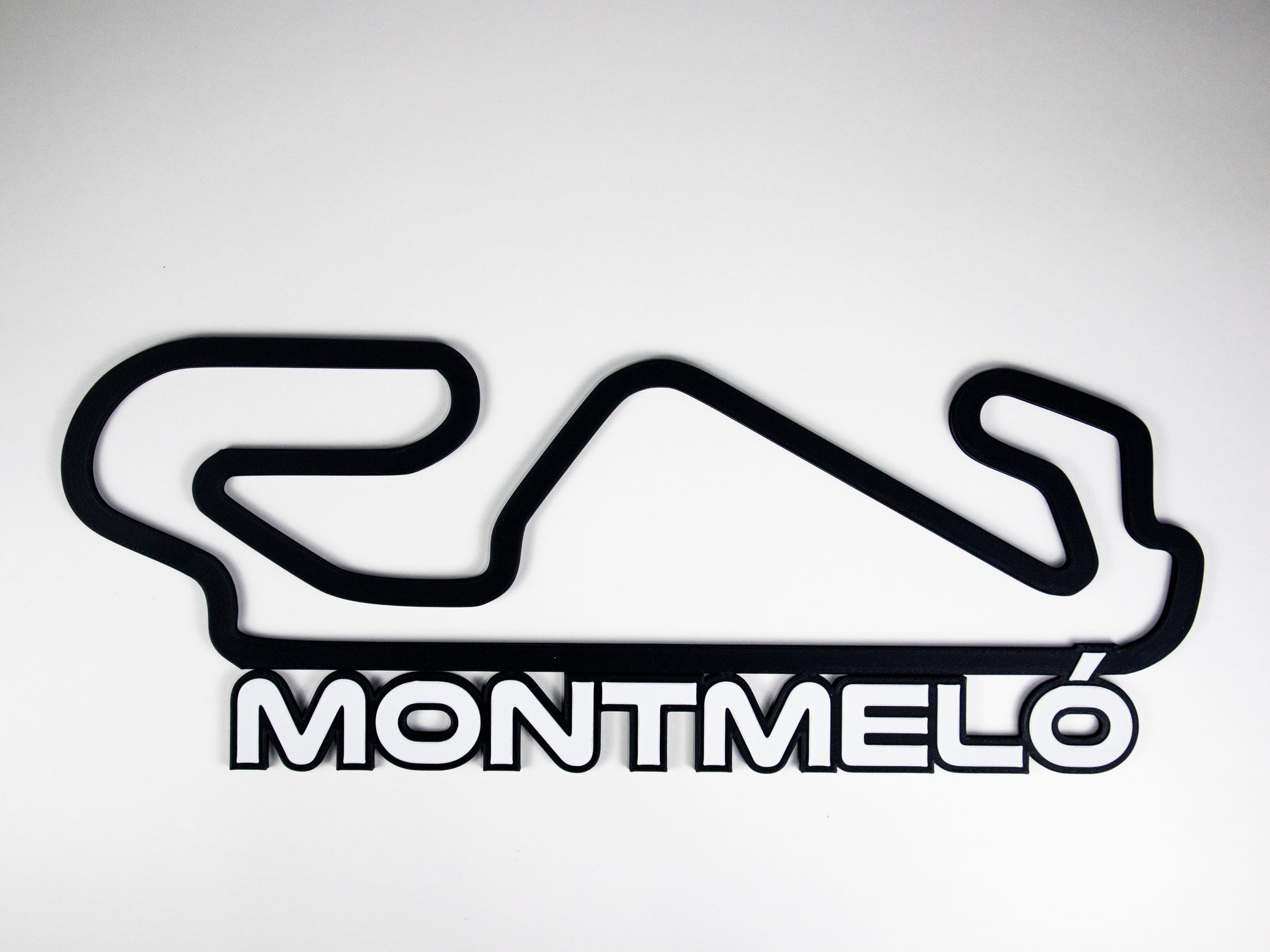 Silueta minimalista del circuito de Montmelo de Formula 1 sobre fondo blanco para pared.