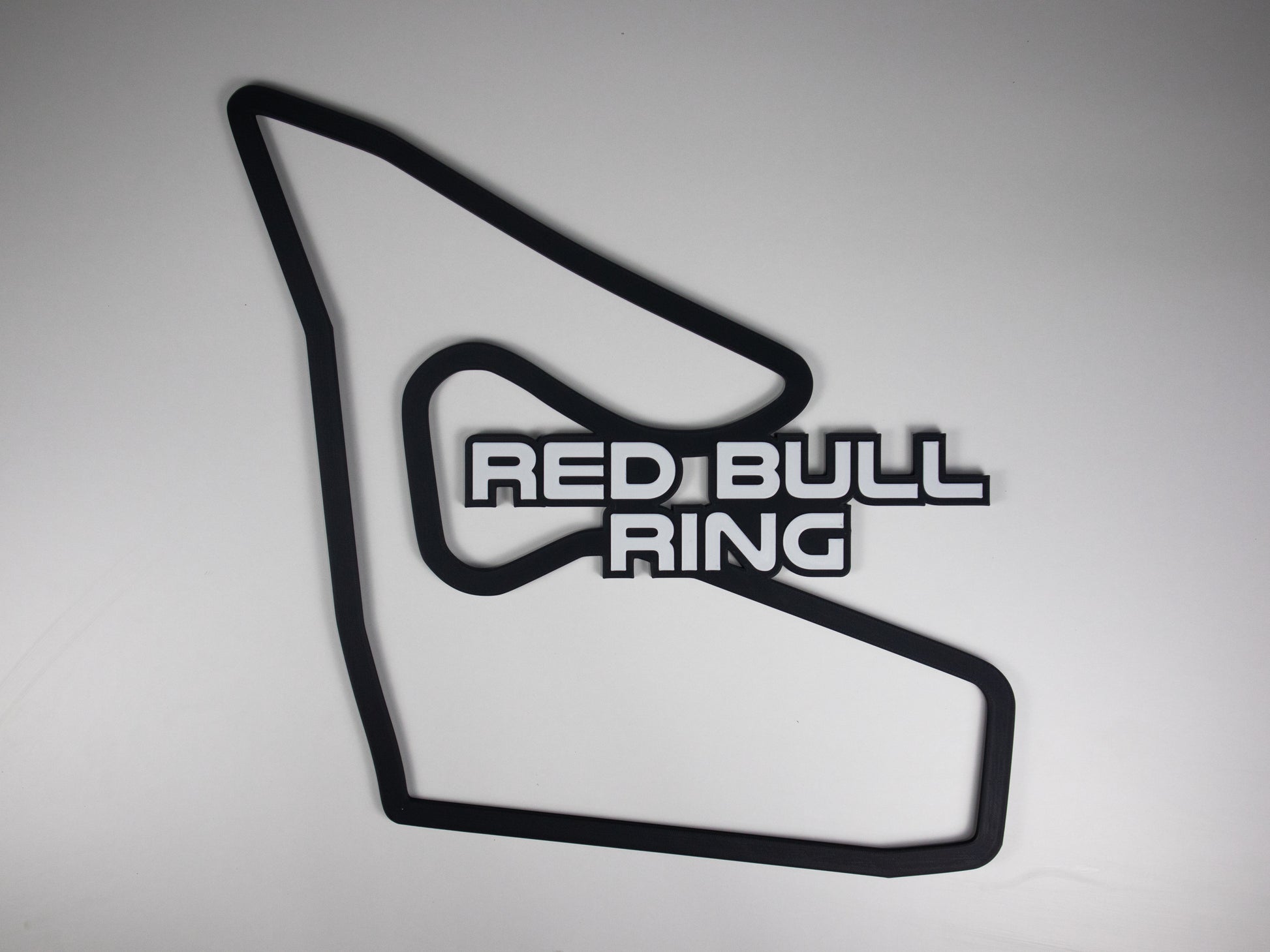 Silueta minimalista del circuito de Red Bull Ring de Formula 1 sobre fondo blanco para pared.