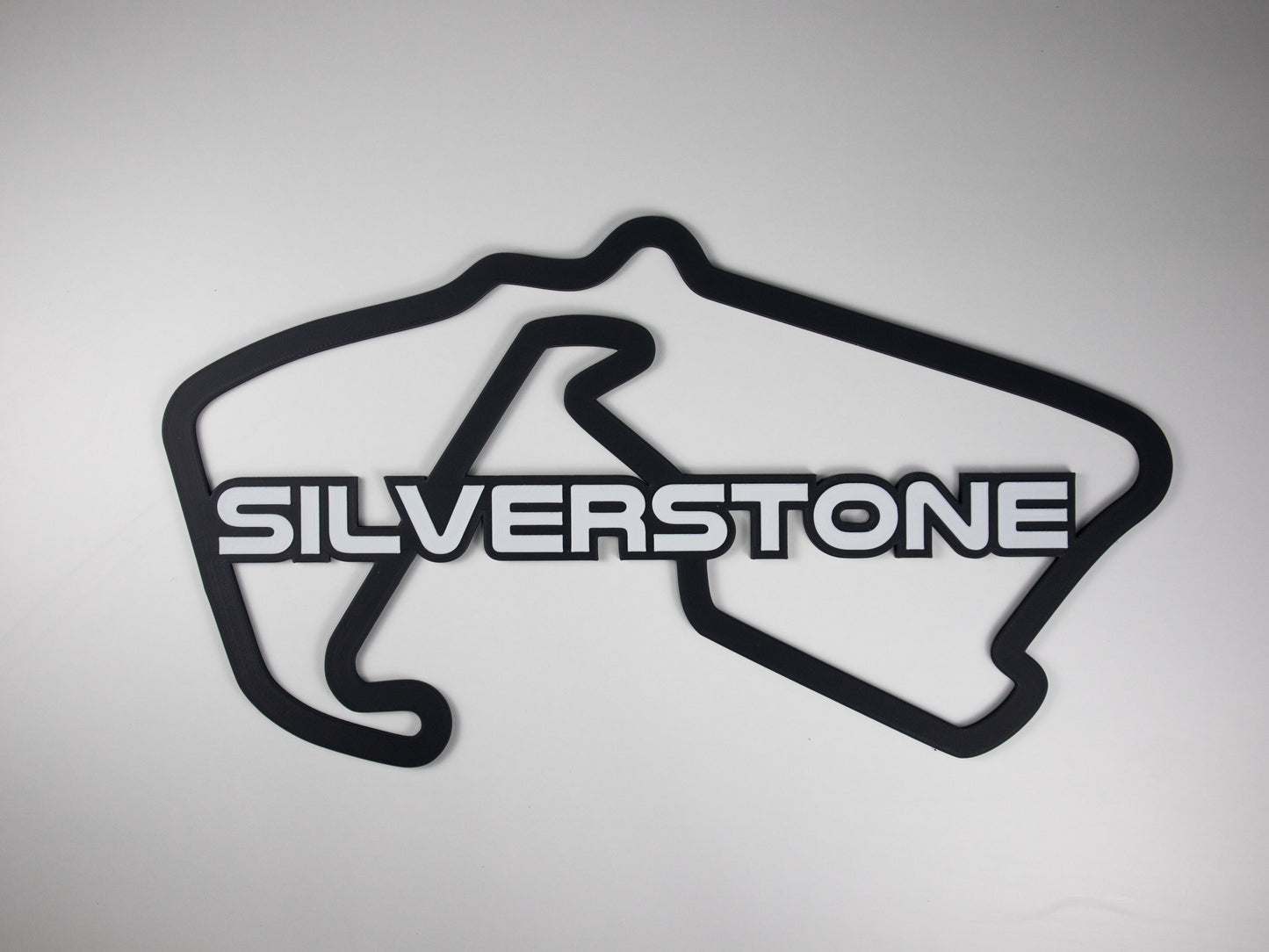 Silueta minimalista del circuito de Silverstone de Formula 1 sobre fondo blanco para pared