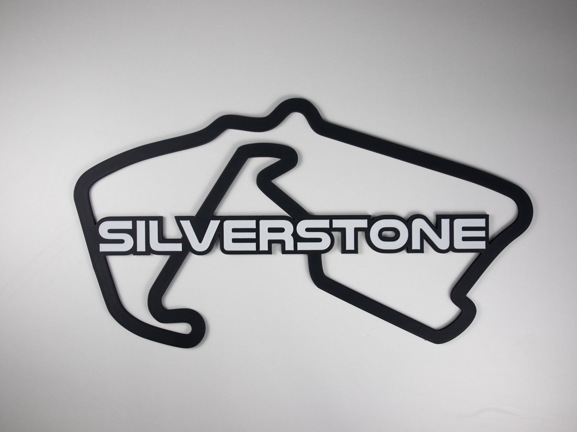 Silueta minimalista del circuito de Silverstone de Formula 1 sobre fondo blanco para pared
