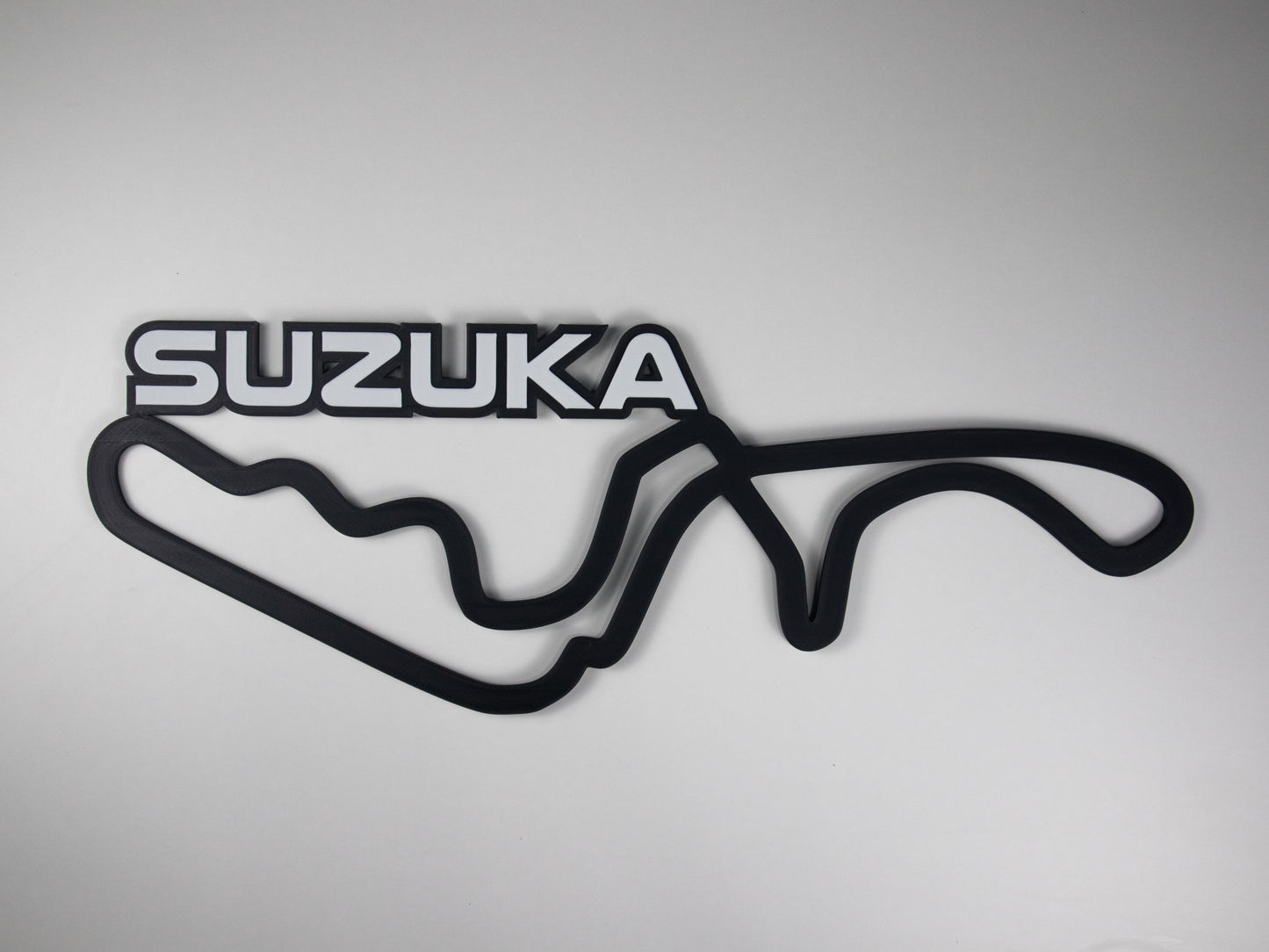 Silueta minimalista del circuito de Suzuka de Formula 1 sobre fondo blanco para pared