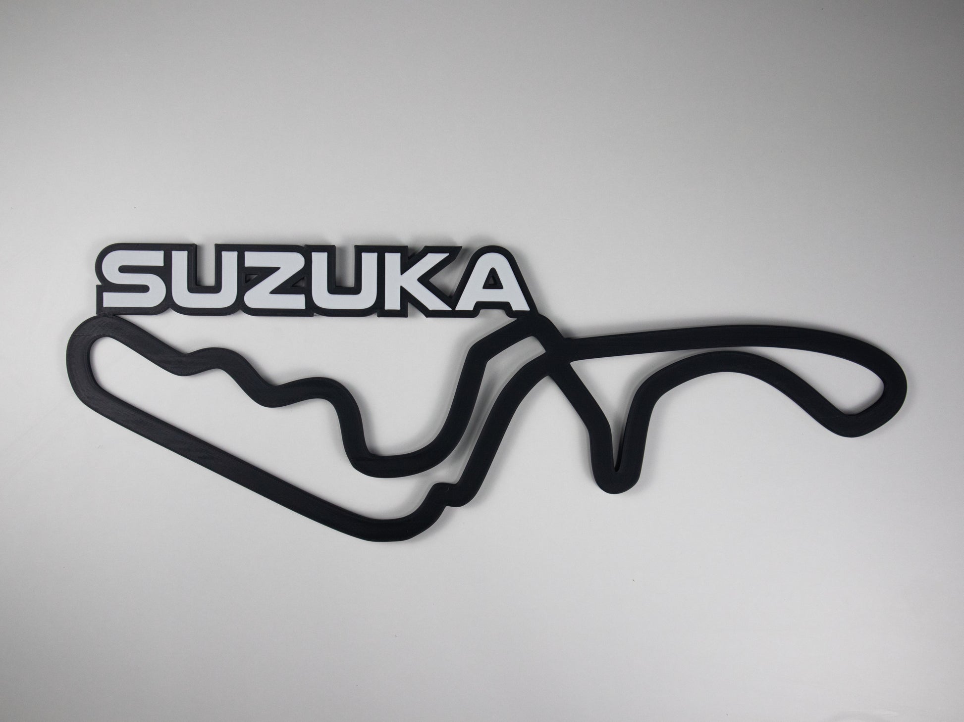 Silueta minimalista del circuito de Suzuka de Formula 1 sobre fondo blanco para pared