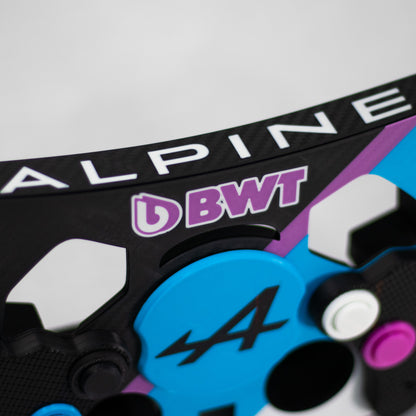 Detalle de los botones y logo con la mítica A de Alpine en mod de volante