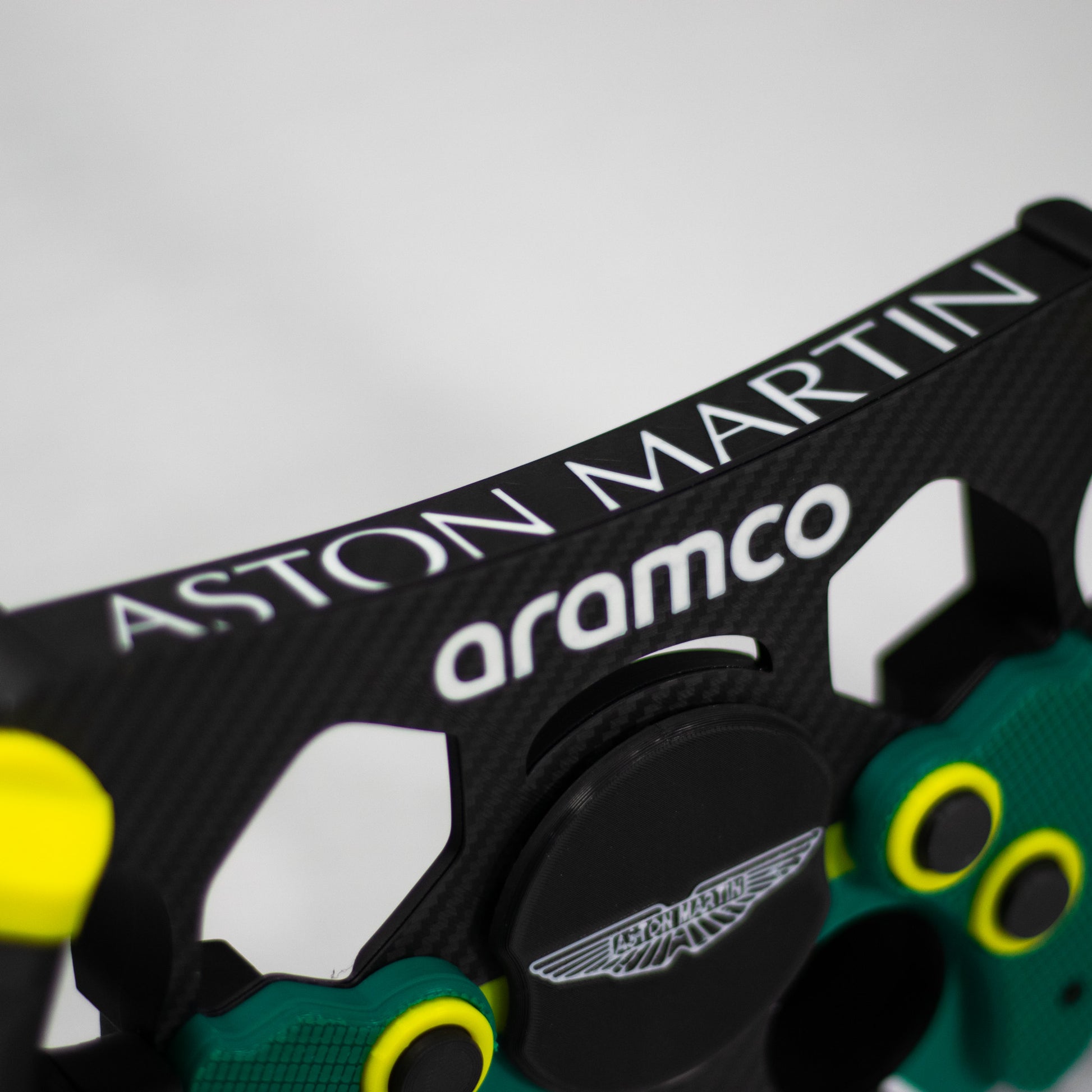 Detalle de los botones y logo de las alas de Aston Martin en mod de volante