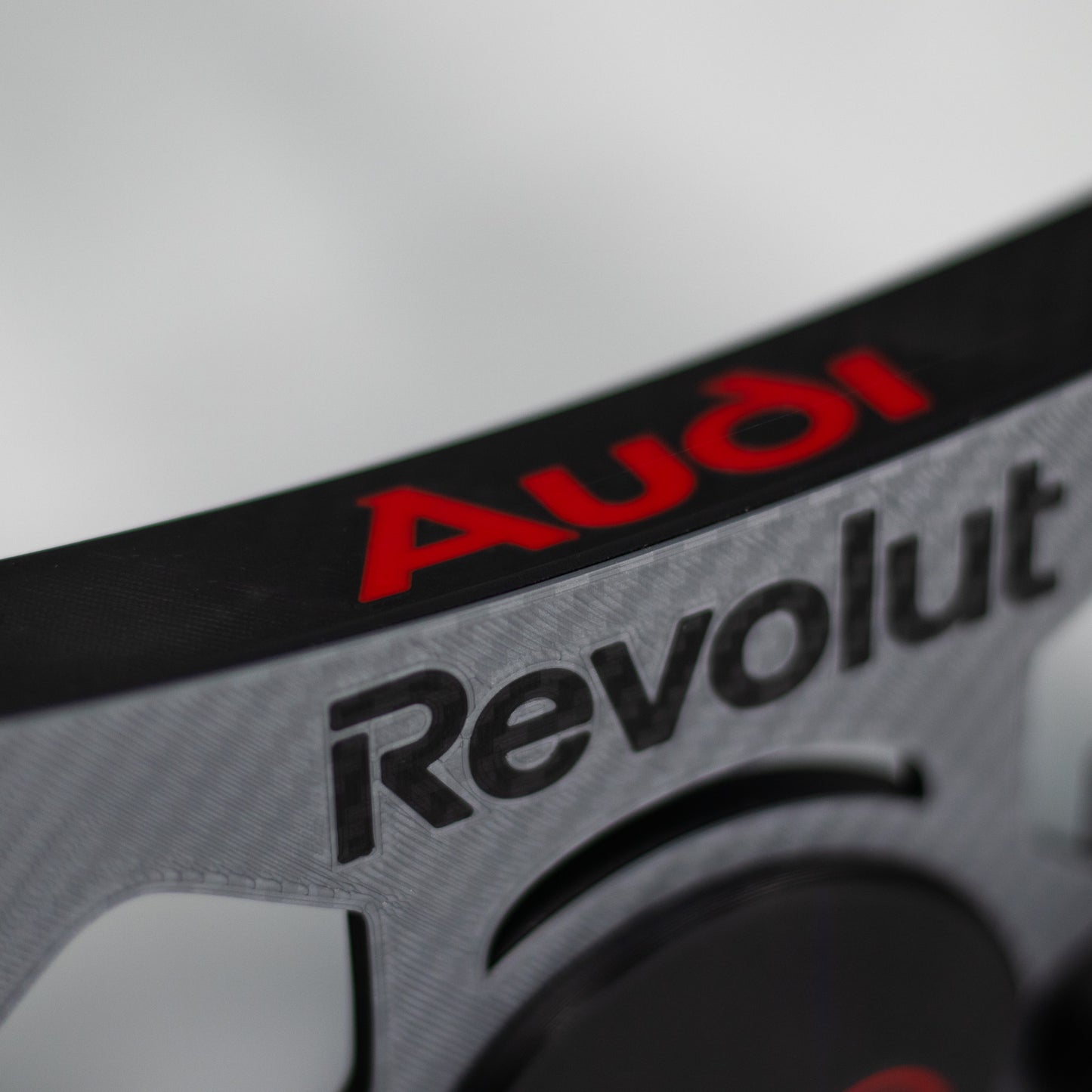 Detalle de los botones y logo de los cuatro aros de Audi en mod de volante