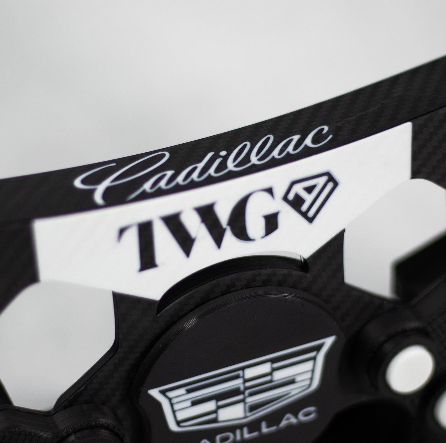 Detalle de los botones y escudo emblema de Cadillac en mod de volante