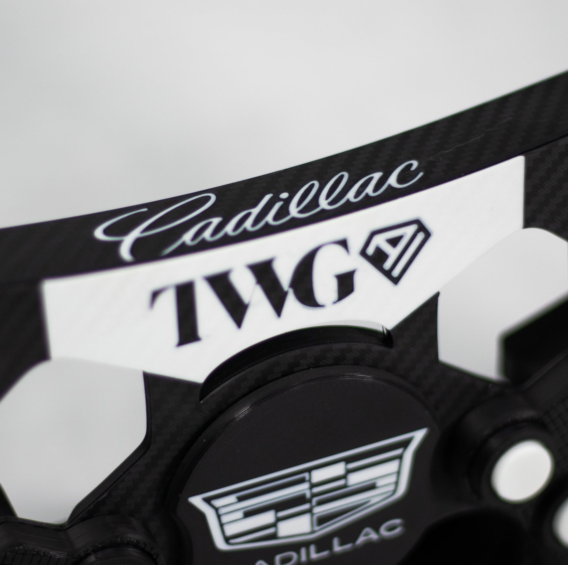 Detalle de los botones y escudo emblema de Cadillac en mod de volante