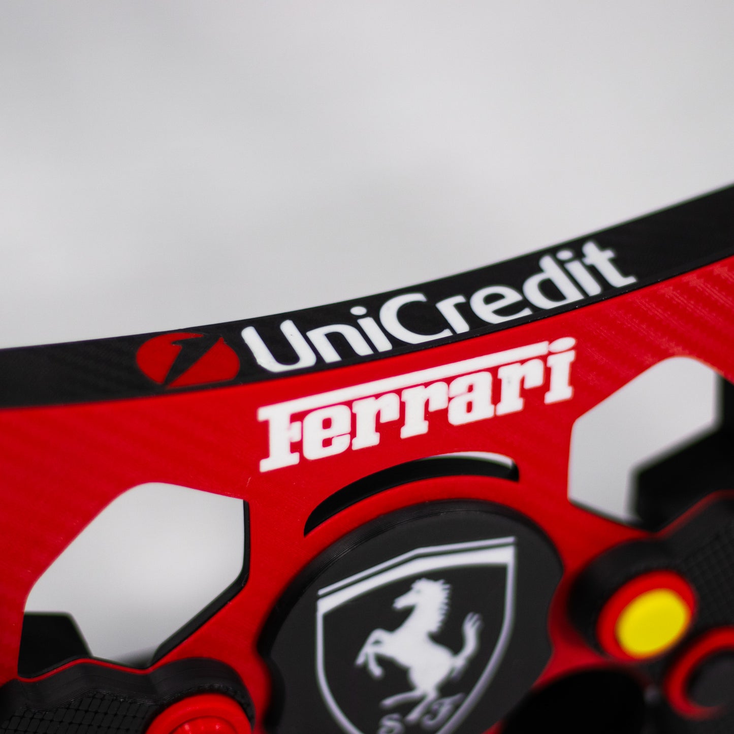 Detalle de los botones y logo del Cavallino Rampante de Ferrari en mod de volante