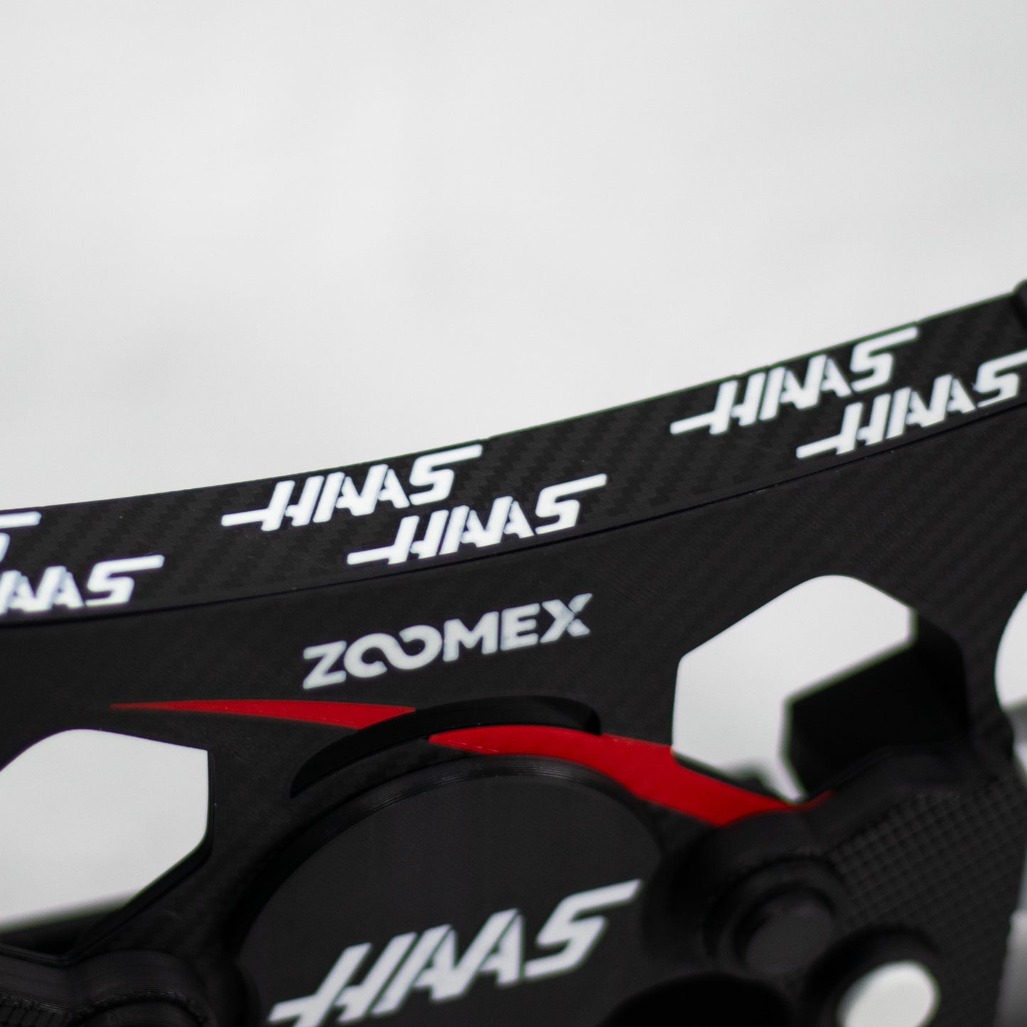 Detalle de los botones y logo de Haas Automation en mod de volante