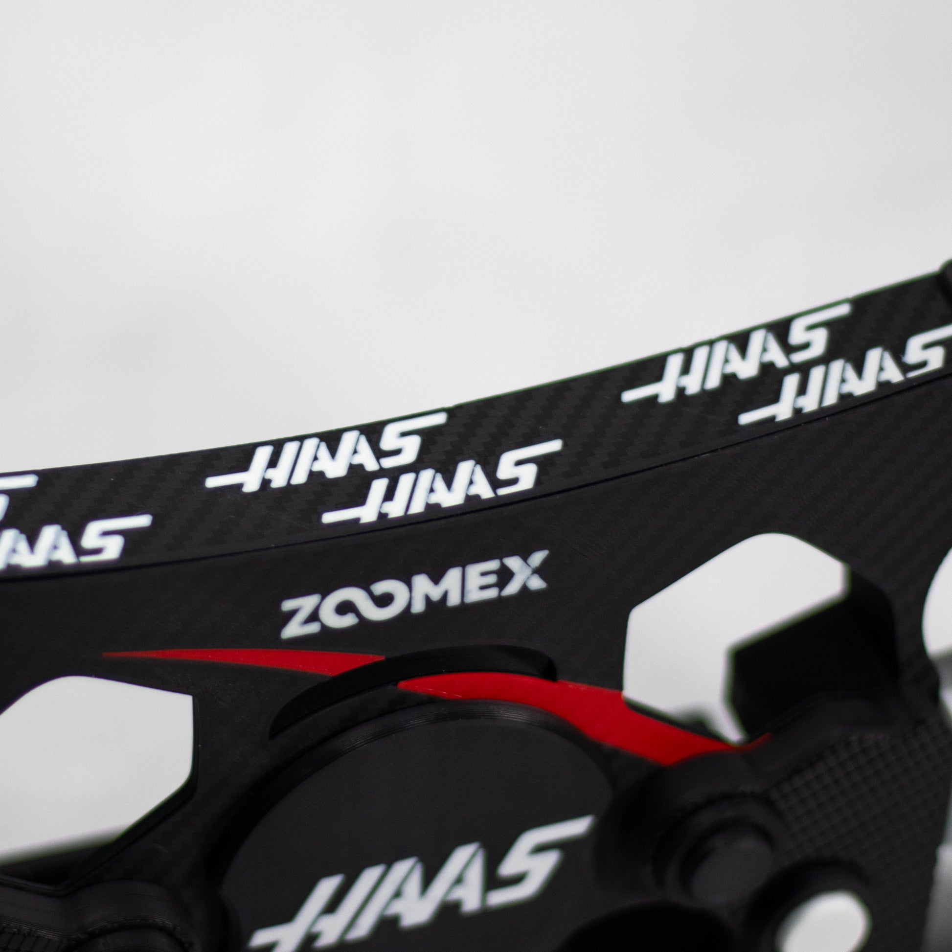 Detalle de los botones y logo de Haas Automation en mod de volante