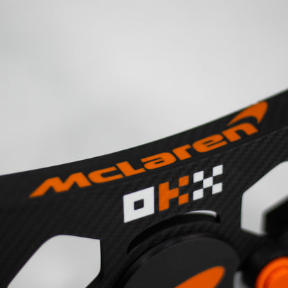 Detalle de los botones y logo de McLaren Racing en mod de volante