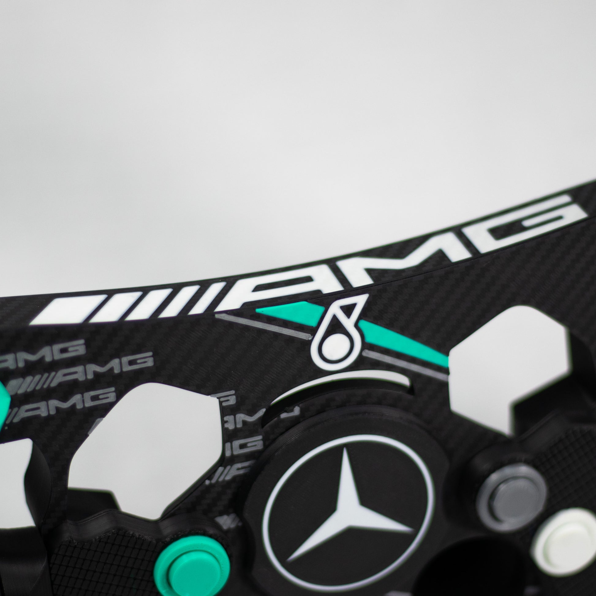 Detalle de los botones y logo de Mercedes AMG en mod de volante