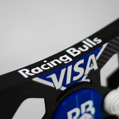 Detalle de los botones y logo de Racing Bulls en mod de volante