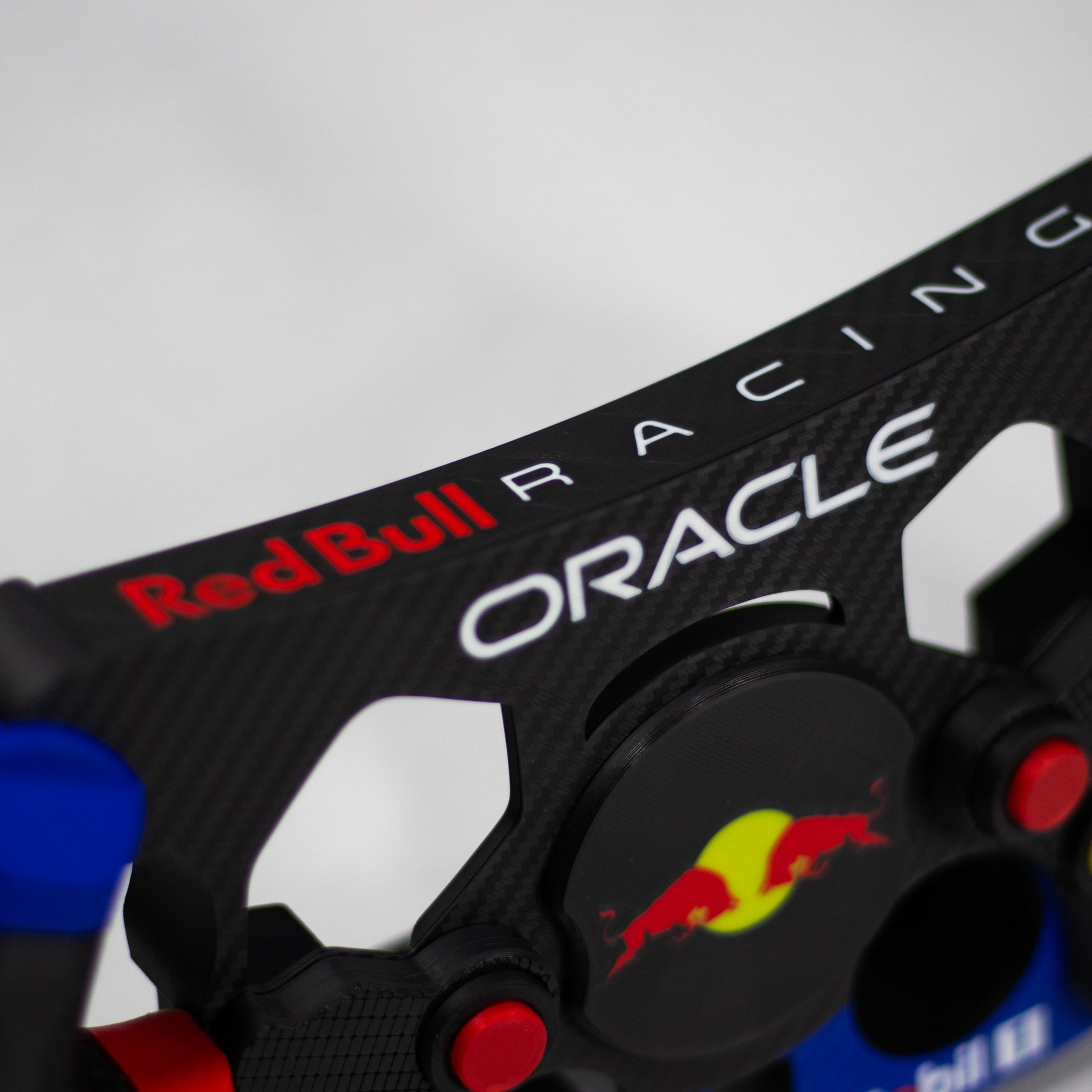 Detalle de los botones y logo de Red Bull Racing en mod de volante