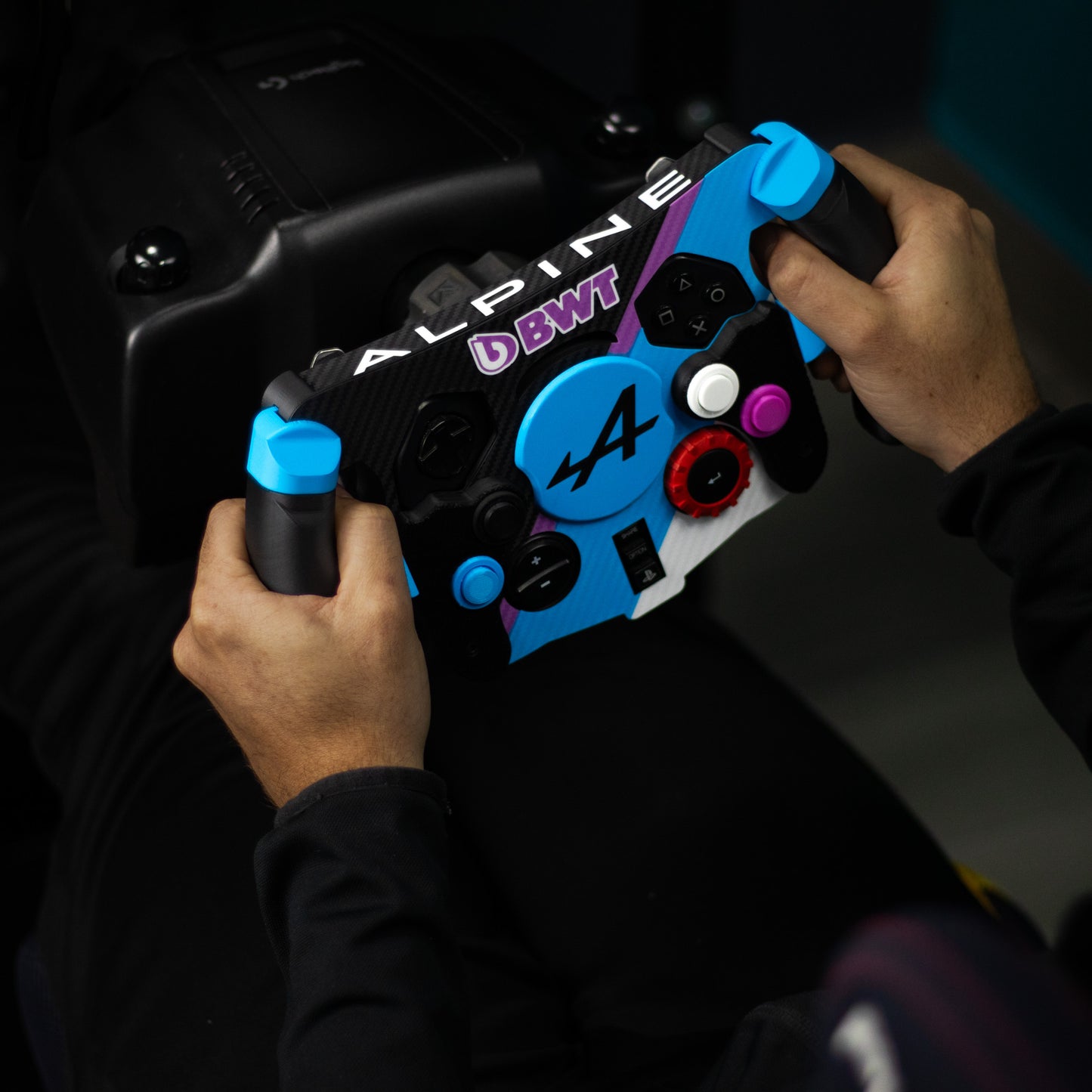 Detalle de empuñaduras ergonómicas premium de mod F1 Alpine azul y rosa para simulador