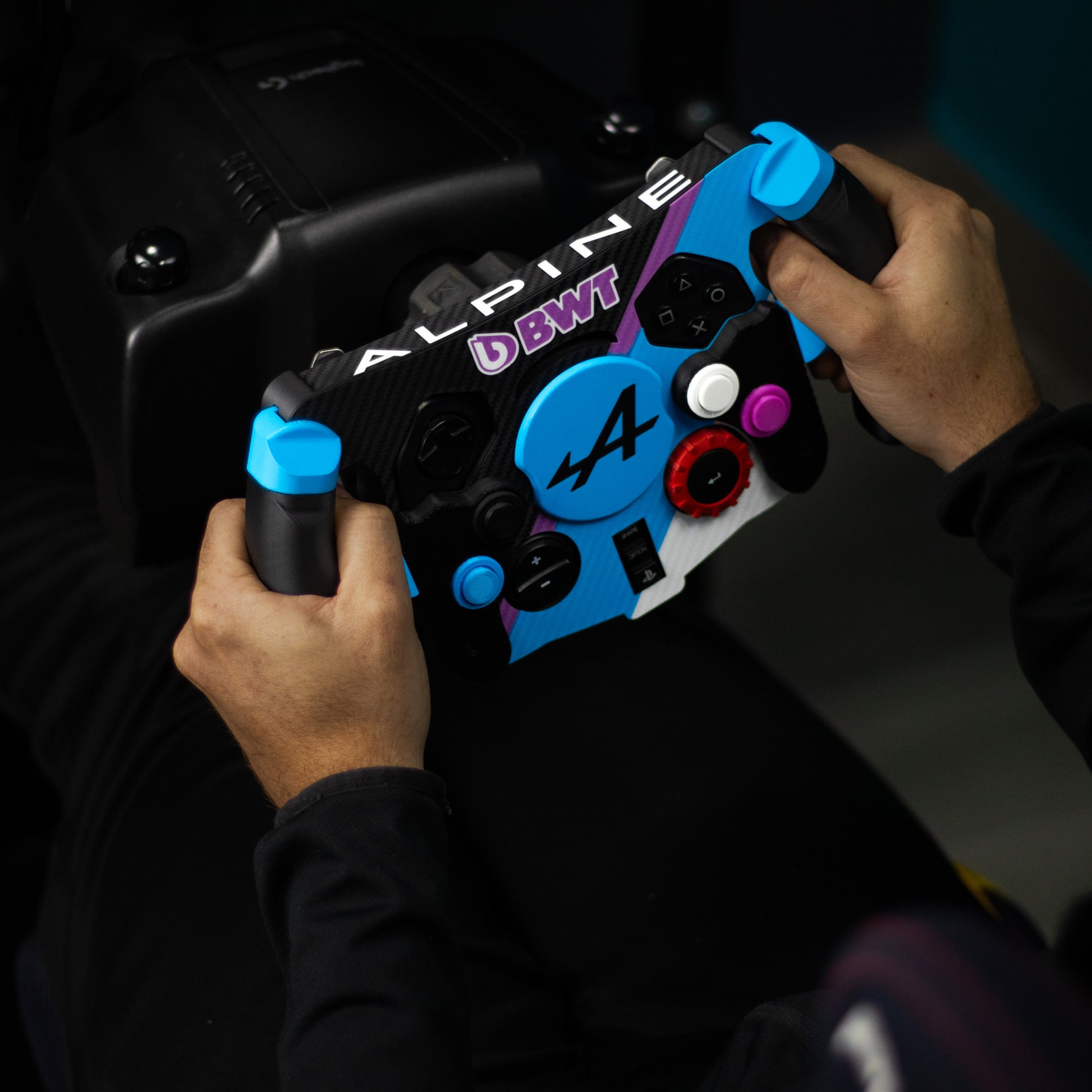Detalle de empuñaduras ergonómicas premium de mod F1 Alpine azul y rosa para simulador