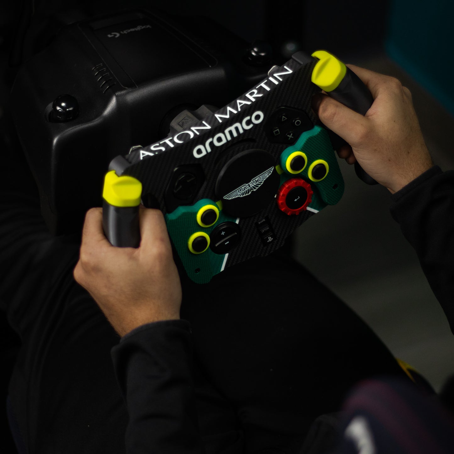 Detalle de empuñaduras ergonómicas premium de mod F1 Aston Martin verde británico