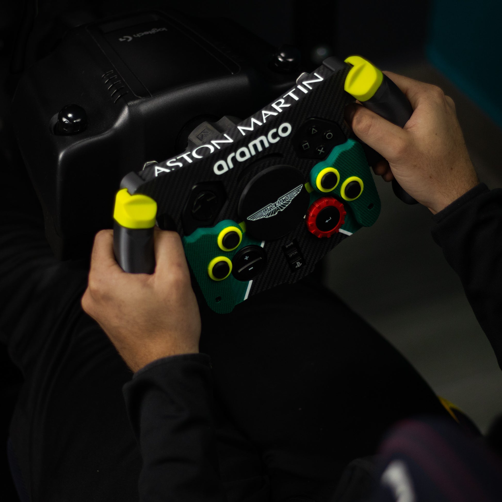 Detalle de empuñaduras ergonómicas premium de mod F1 Aston Martin verde británico