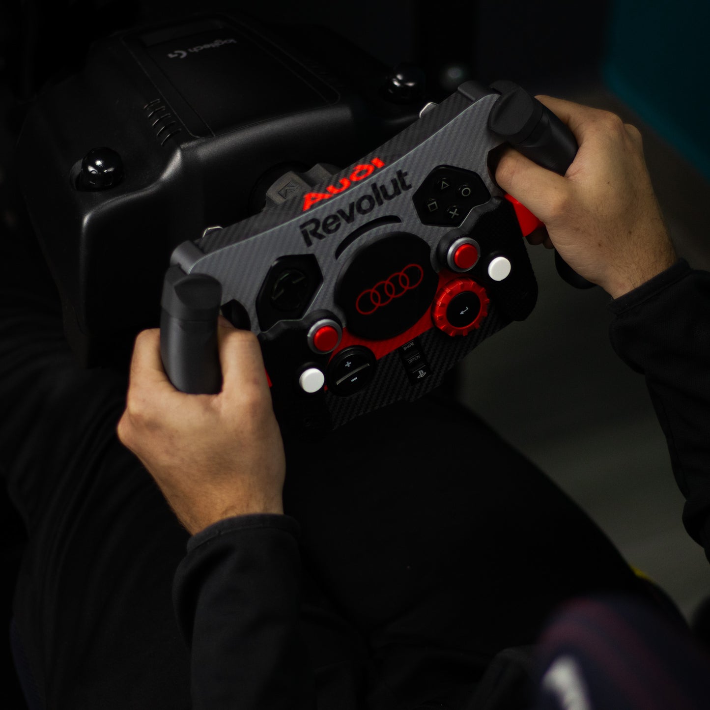 Detalle de empuñaduras ergonómicas premium de mod F1 Audi para simulador