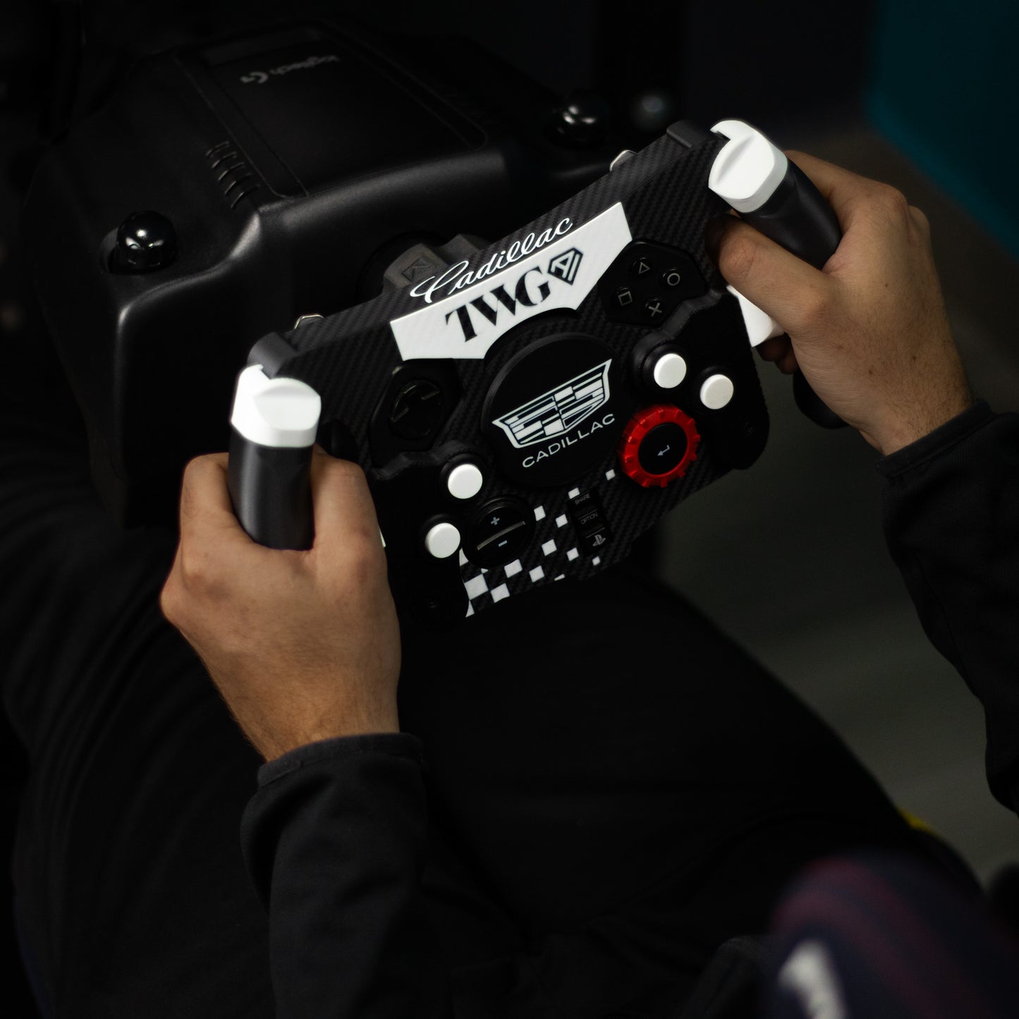 Detalle de empuñaduras ergonómicas premium de mod F1 Cadillac para simulador