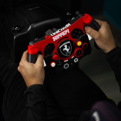 Detalle de empuñaduras ergonómicas premium de mod F1 Ferrari para simulador