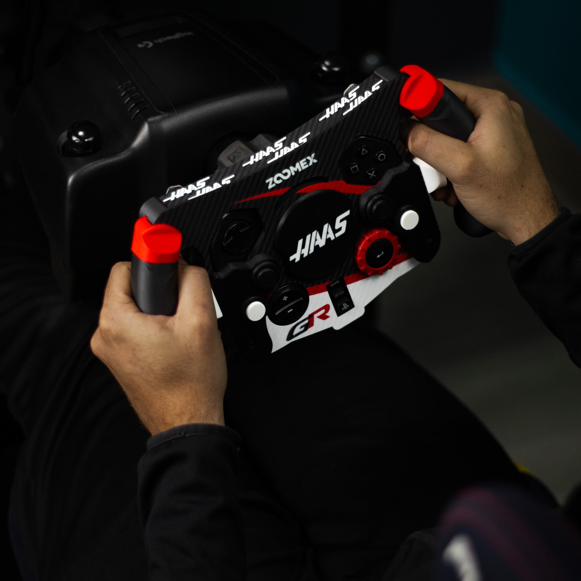 Detalle de empuñaduras ergonómicas premium de mod F1 Haas para simulador