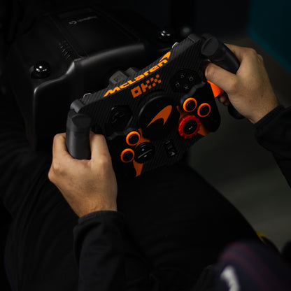 Detalle de empuñaduras ergonómicas premium de mod F1 McLaren edición oscura