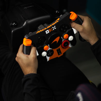 Detalle de empuñaduras ergonómicas premium de mod F1 McLaren color naranja papaya