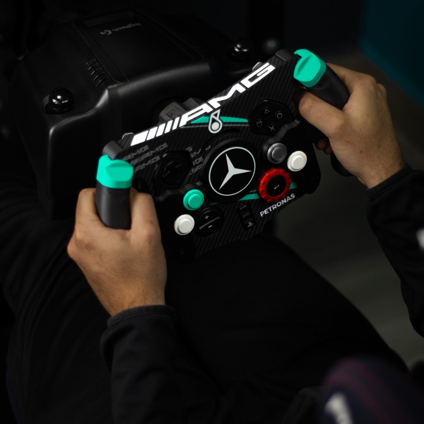 Detalle de empuñaduras ergonómicas premium de mod F1 Mercedes para simulador