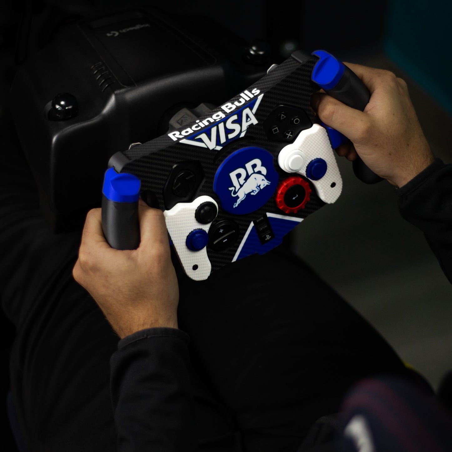 Detalle de empuñaduras ergonómicas premium de mod F1 Racing Bulls para simulador