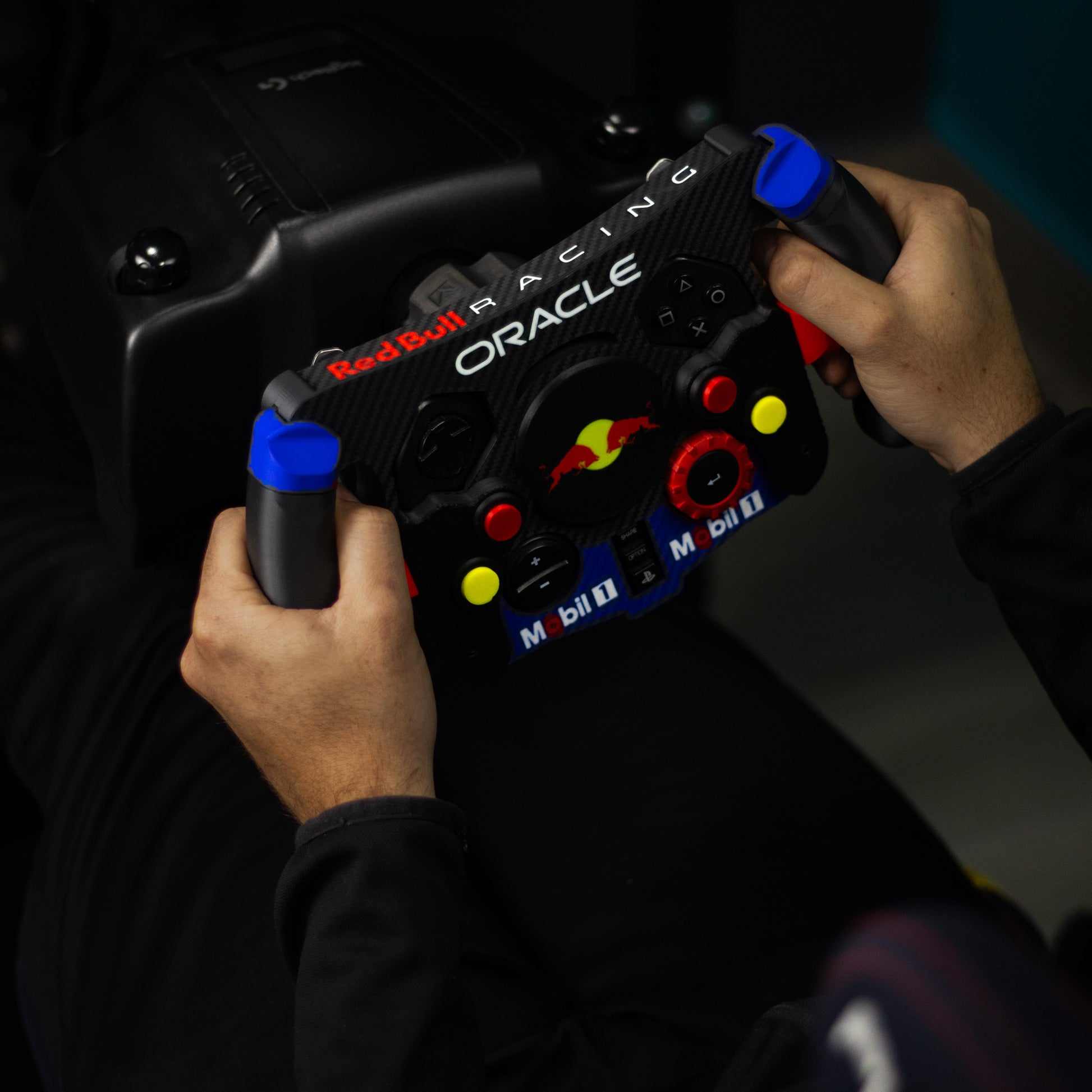 Detalle de empuñaduras ergonómicas premium de mod F1 Red Bull para simulador