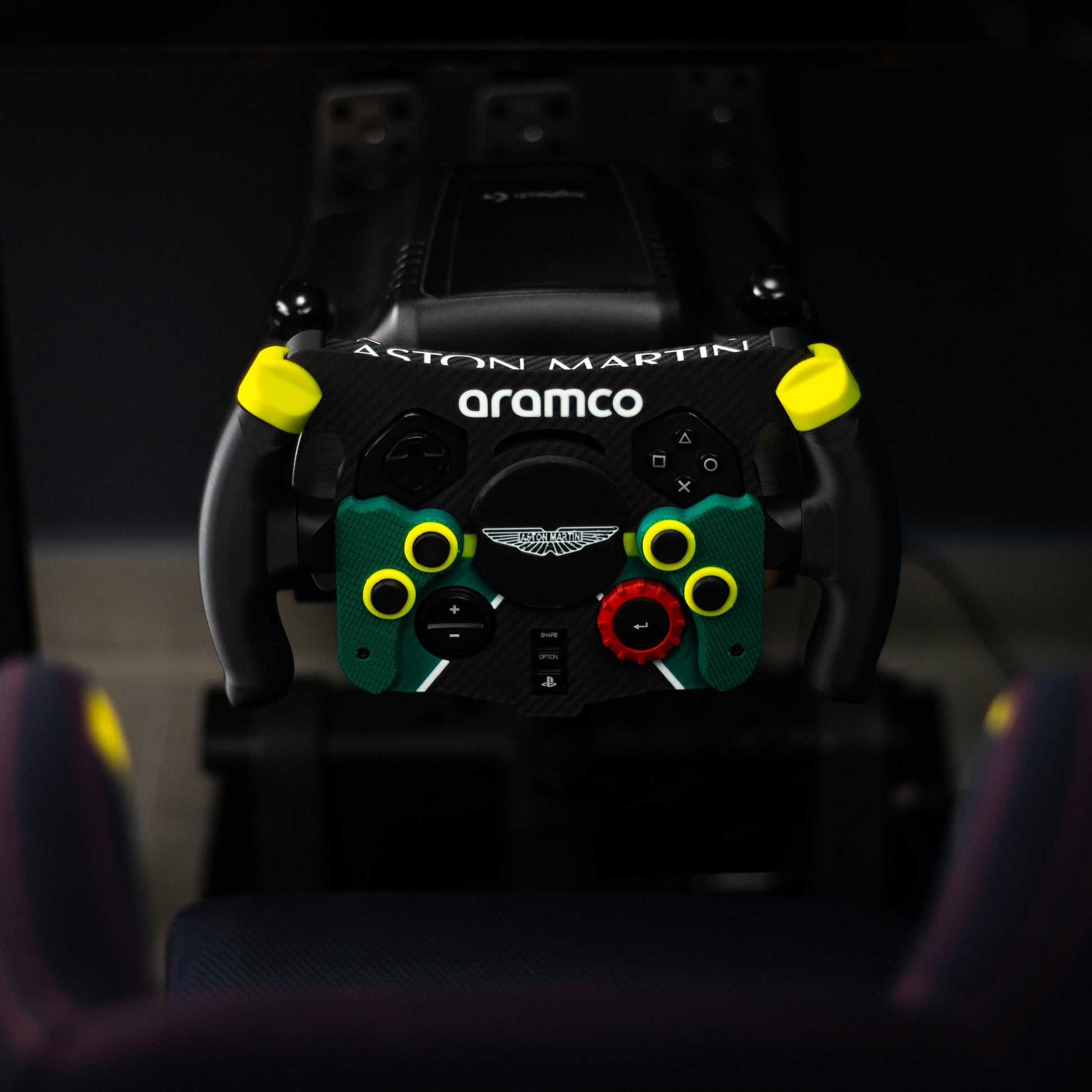 Vista frontal superior de mod F1 Aston Martin montado en simulador de carreras