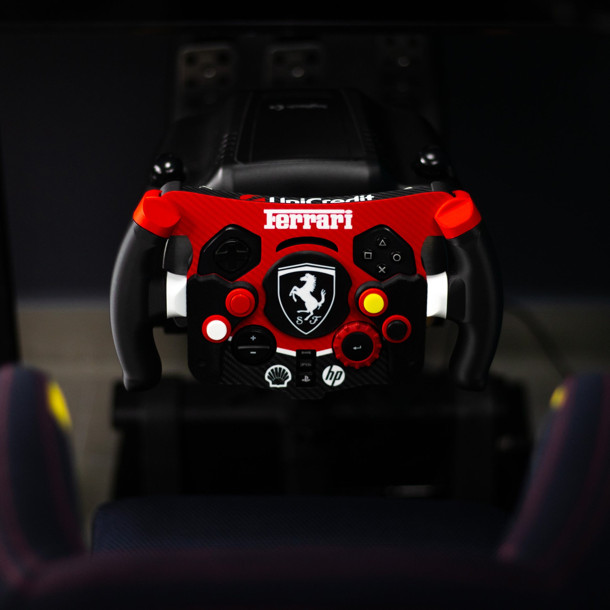 Vista frontal superior de mod F1 Ferrari montado en simulador de carreras