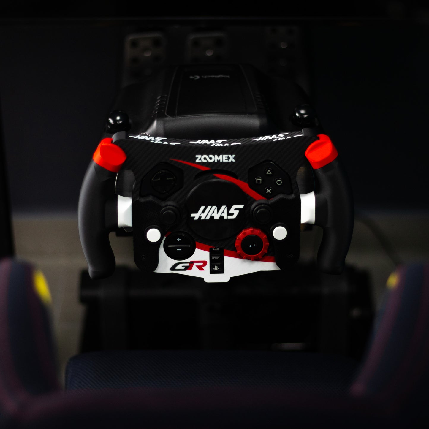 Vista frontal superior de mod F1 Haas montado en simulador de carreras