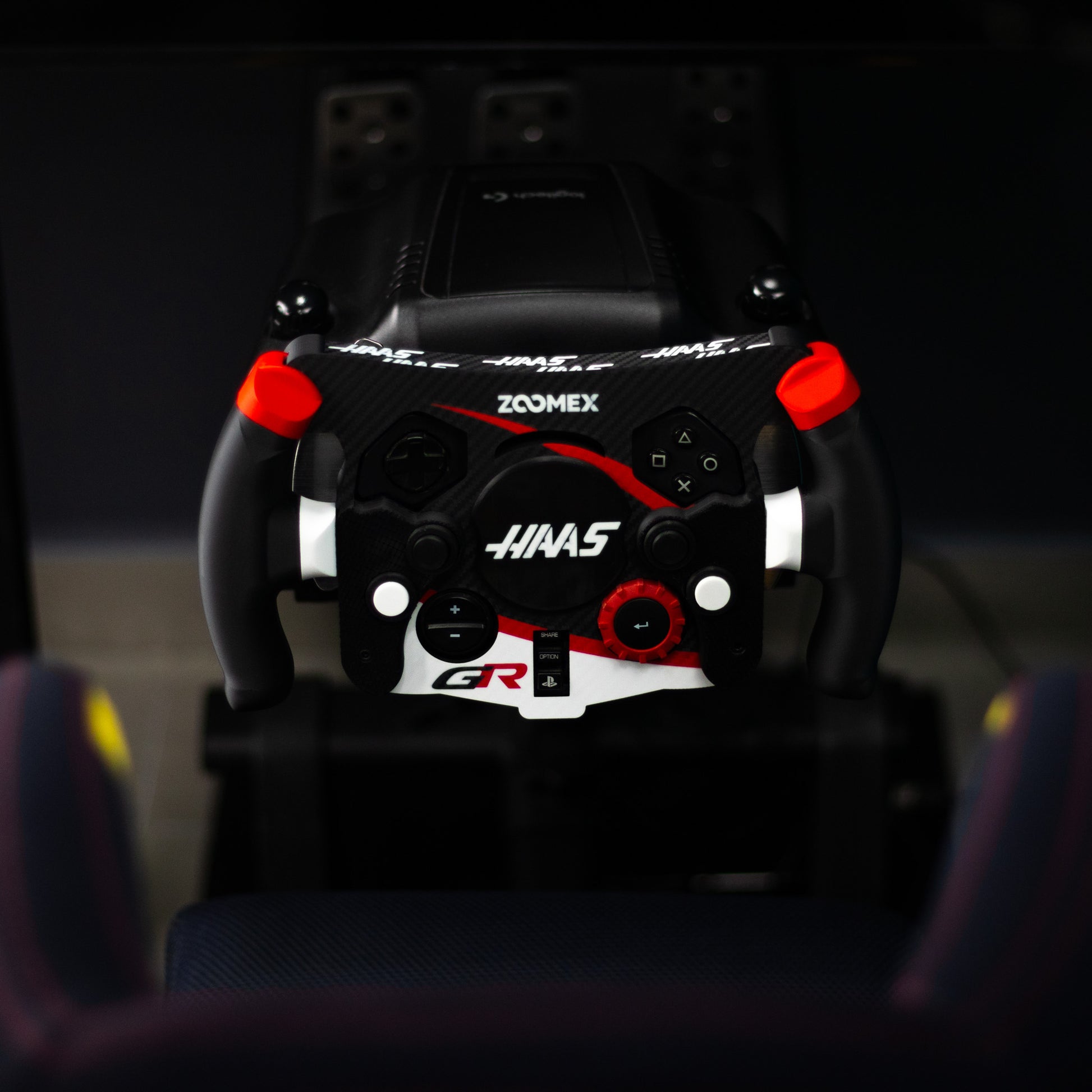 Vista frontal superior de mod F1 Haas montado en simulador de carreras