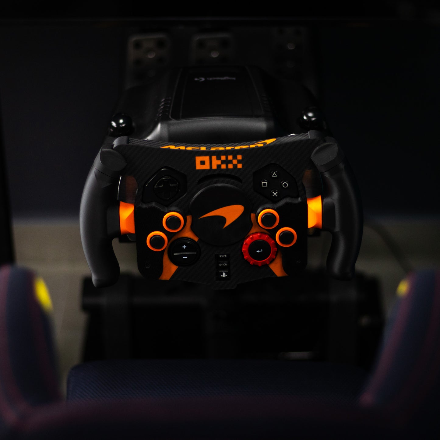 Vista frontal superior de mod F1 McLaren Negro montado en simulador de carreras