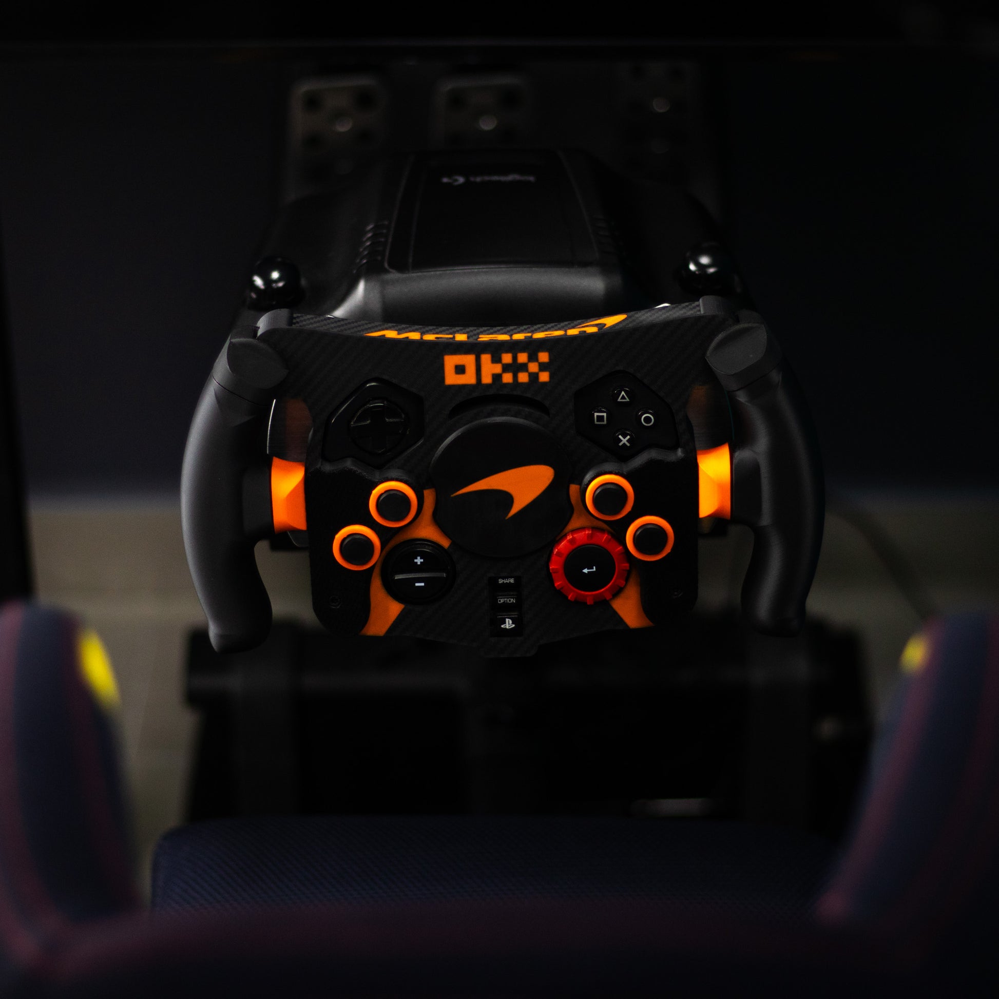 Vista frontal superior de mod F1 McLaren Negro montado en simulador de carreras