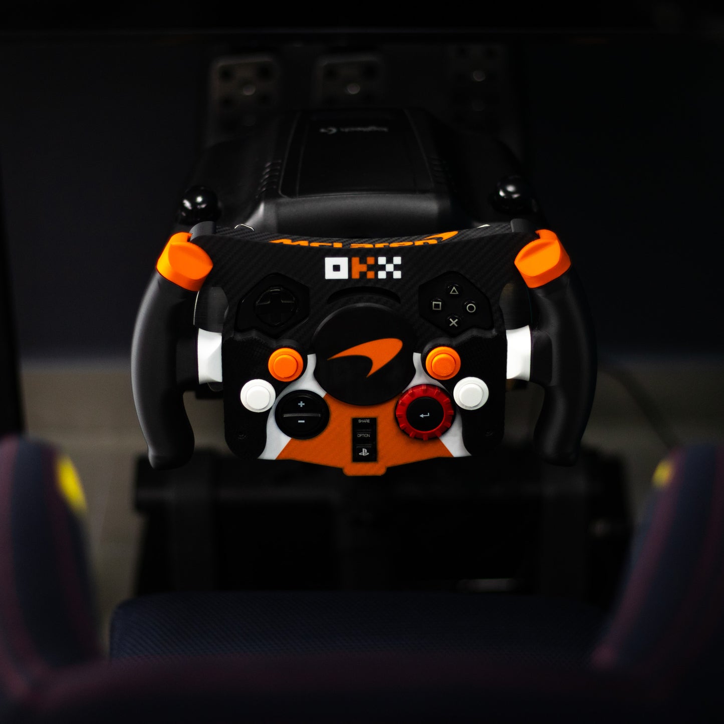 Vista frontal superior de mod F1 McLaren montado en simulador de carreras