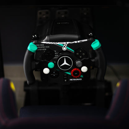 Vista frontal superior de mod F1 Mercedes montado en simulador de carreras