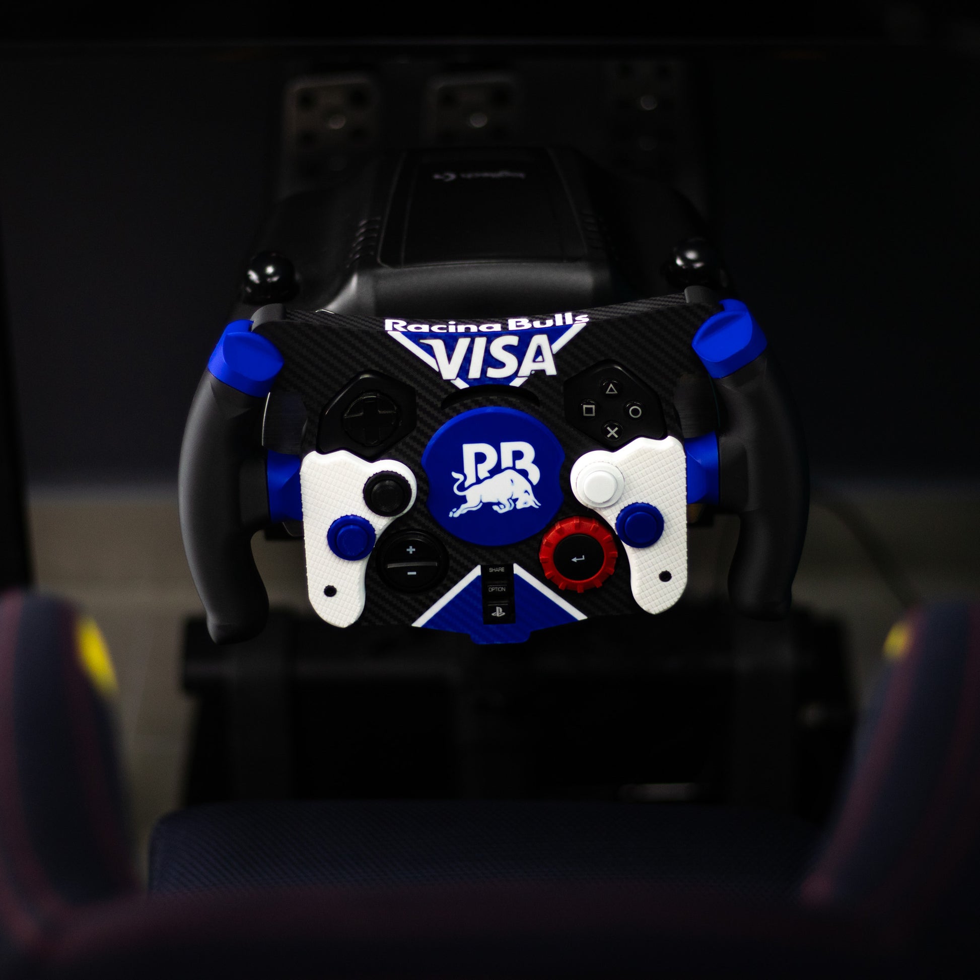 Vista frontal superior de mod F1 Racing Bulls montado en simulador de carreras