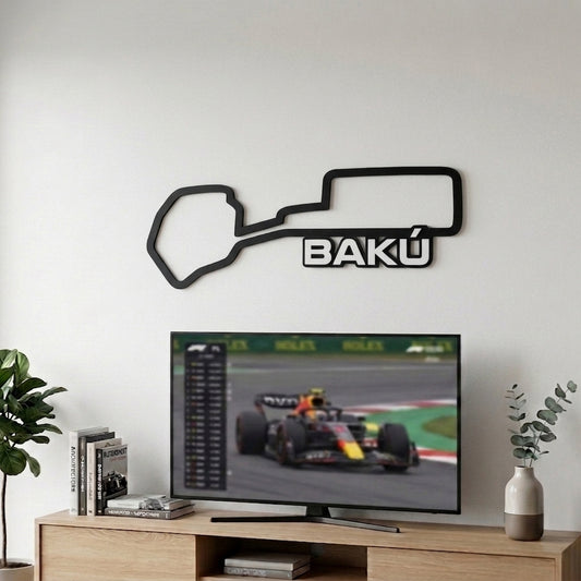 Silueta del circuito de F1 de Baku en relieve negro mate decorando la pared sobre un televisor