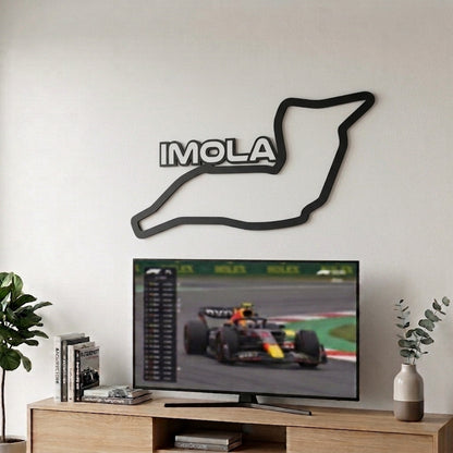 Silueta del circuito de F1 de Imola en relieve negro mate decorando la pared sobre un televisor