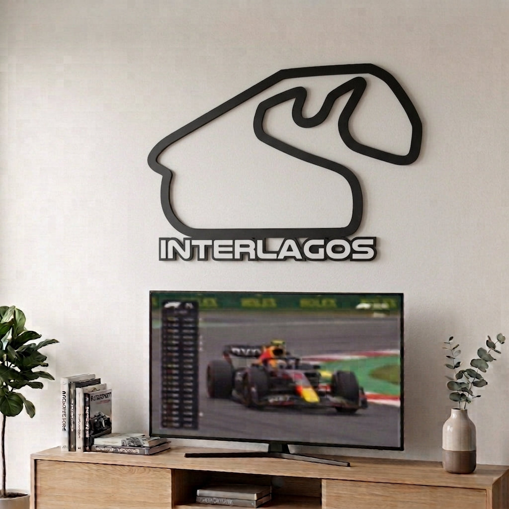 Silueta del circuito de F1 de Interlagos en relieve negro mate decorando la pared sobre un televisor.